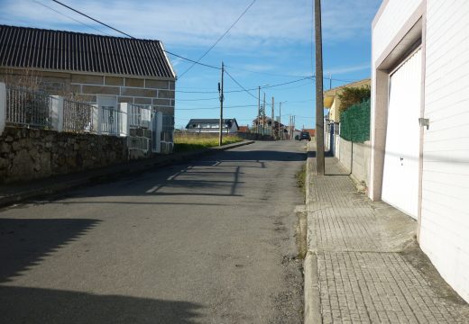 O concello investirá case 100.000 euros na renovación de servizos e pavimentación da rúa Pinisqueira na localidade de Aguiño